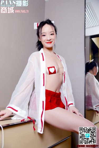 美女露胸